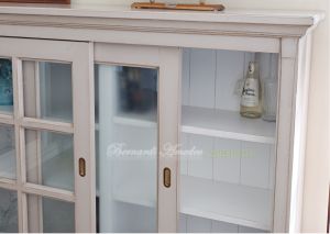 Credenza in legno finitura colore tortora parti interne bianco con 3 ante scorrevoli